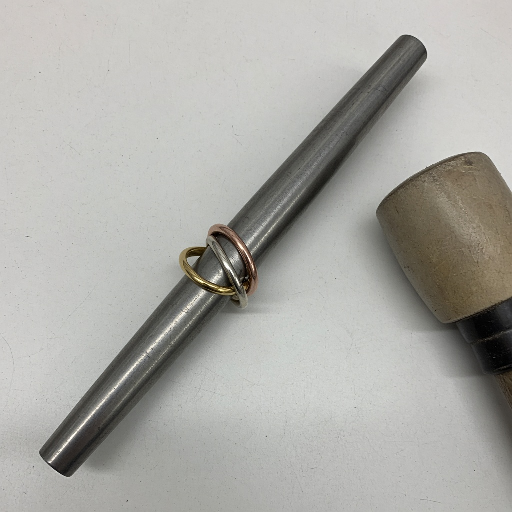 三個不同金屬色調嘅環圈互相交疊嘅戒指